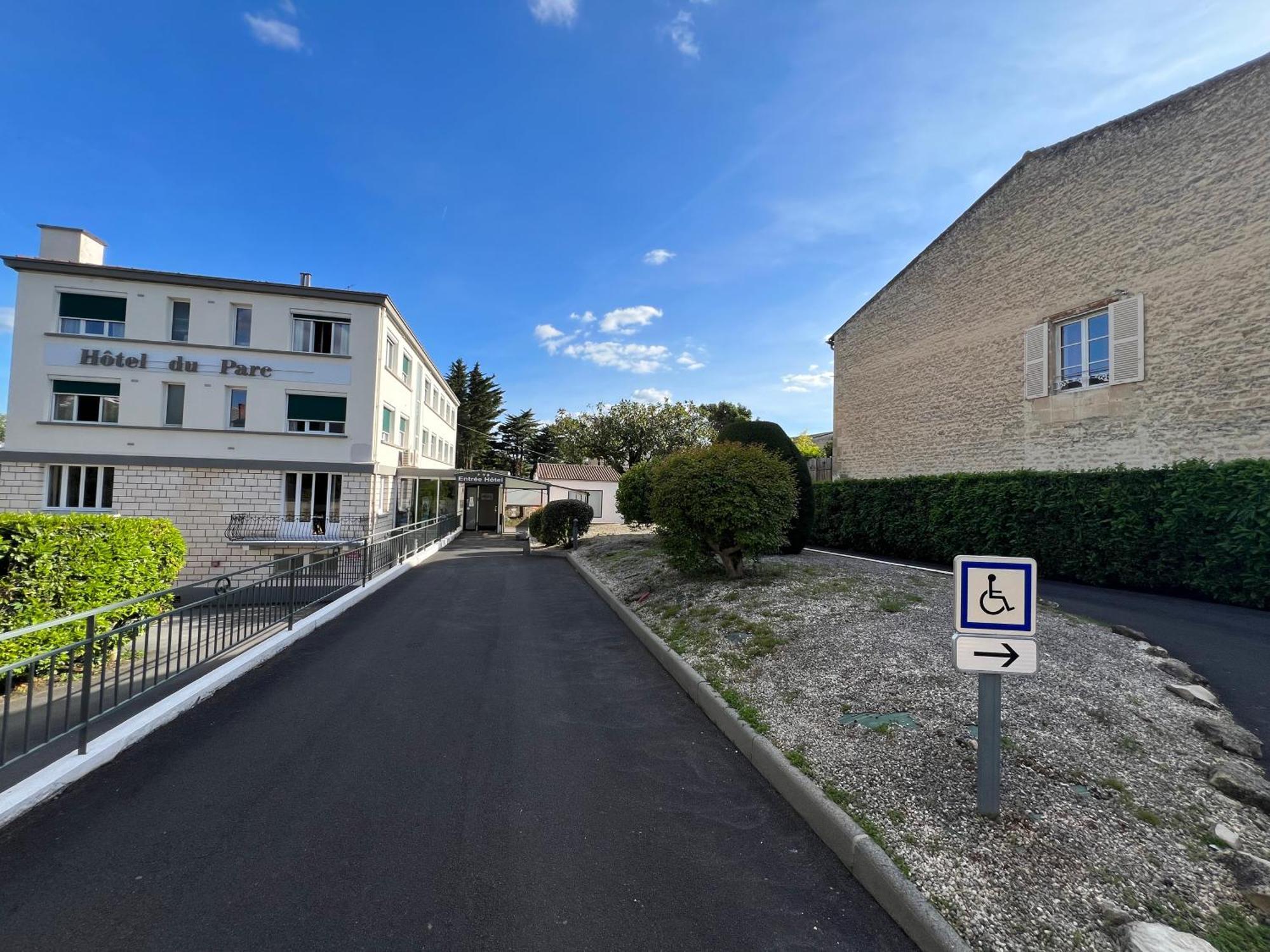 Brit Hotel Du Parc Niort Centre-Parking Gratuit Eksteriør billede