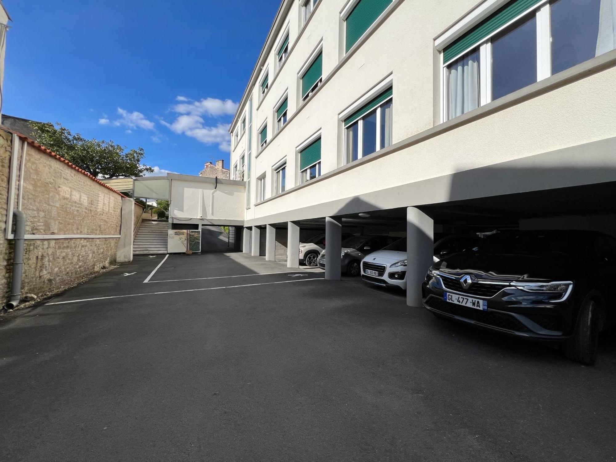 Brit Hotel Du Parc Niort Centre-Parking Gratuit Eksteriør billede