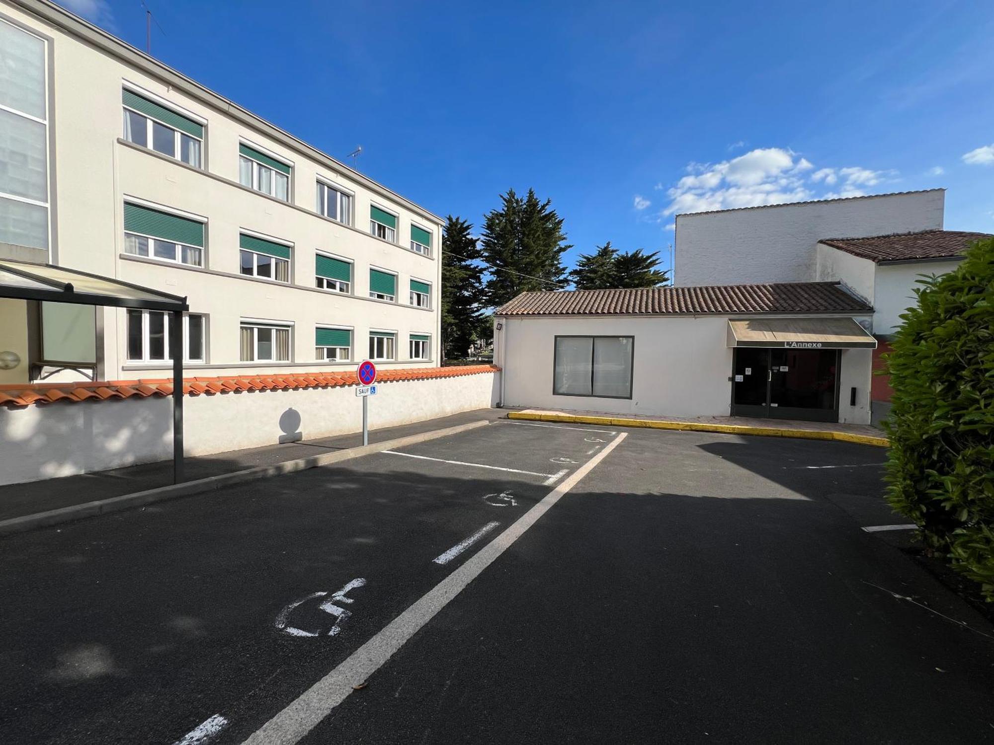Brit Hotel Du Parc Niort Centre-Parking Gratuit Eksteriør billede