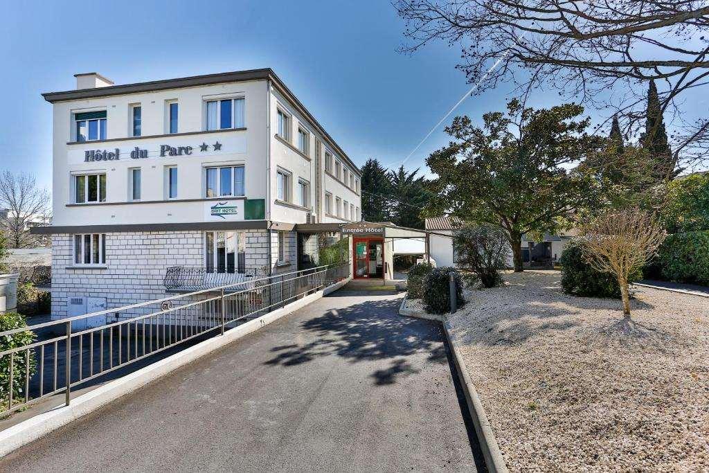 Brit Hotel Du Parc Niort Centre-Parking Gratuit Eksteriør billede